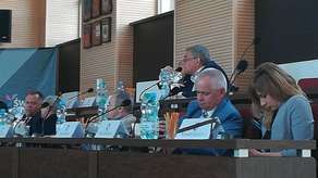 Tabliczka z imieniem i nazwiskiem radnego Platformy Obywatelskiej, stojąca przy miejscu, na którym siedział została przewiązana żałobną wstążką.