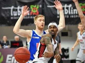 Pierwsze, dodatkowe pięć minut gry to gra falami obu drużyn. Raz na prowadzeniu byli jedni, niedługo później drudzy. Na 22 sekundy Alemida doprowadził do wyrównania po 82. Chavaughn Lewis i James Washington nie zdołali jednak zdobyć zwycięskich punktów