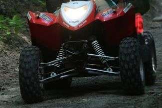 Staranował quadem ogrodzenie. Szalona ucieczka przed policją