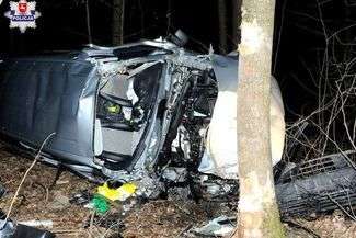 Samochód dachował na zakręcie. Ojciec zginął, syn w ciężkim stanie trafił do szpitala