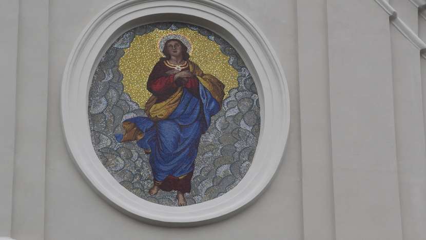  Mozaika z wizerunkiem Matki Bożej Anielskiej na fasadzie kościoła św. Antoniego w Białej Podlaskiej/ fot. EB