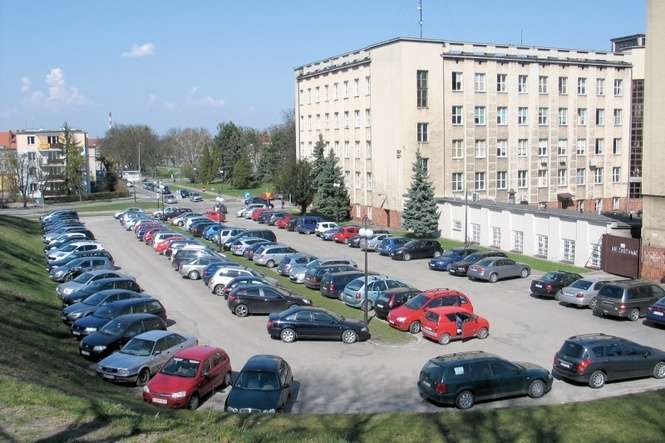 Znalezienie wolnego miejsca parkingowego w godzinach pracy urzędów graniczy z cudem – mówi chełmianin Jan Marczak. – Samochodów przybywa, a więc problem narasta<br />
