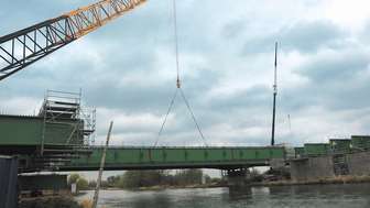 Dźwig montujący przęsła nad Wieprzem