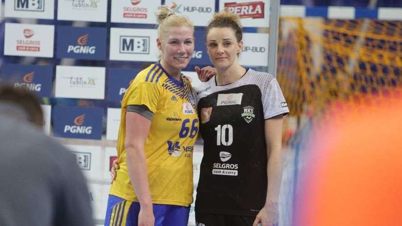 Joanna Szarawaga (z lewej) niedługo może zostać ponownie klubową koleżanka Marty Gęgi