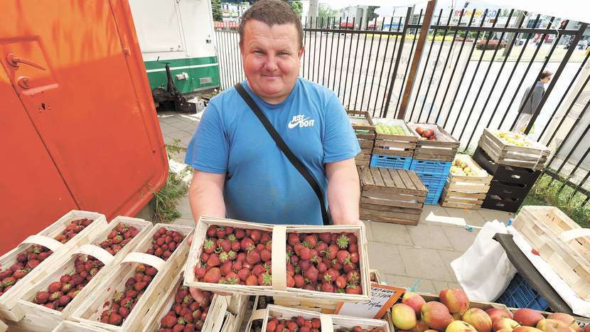 – Na brak klientów nie narzekam – mówi Remigiusz Muszyński, który wczoraj na targu przy ul. Wileńskiej miał truskawki w najniższej cenie