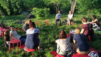 – Nastroje są optymistyczne. Zobaczymy co z tego wyrośnie – tak pierwsze, wtorkowe spotkanie na społecznej działce na Podzamczu podsumował jeden z przyszłych działkowiczów. Po prawej Ewelina Kruszyńska i Mateusz Borny
