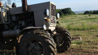 Tragedia na podwórku. Pijany mężczyzna uruchomił silnik, traktor wjechał w kobiety