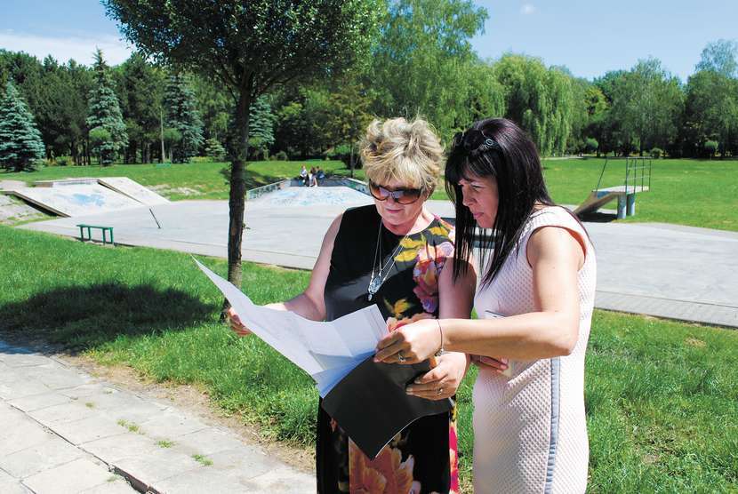 Agata Fisz, prezydent Chełma (z prawej) odwiedziła skatepark w towarzystwie Danuty Domańskiej, dyrektor Biura Inwestycji Miejskich<br />
