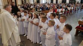 Parafia Świętej Rodziny: Pierwsza Komunia dzieci ze Szkoły Podstawowej nr 38 (zdjęcia)