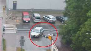 Staruszka szła chodnikiem, ale kierowca skręcił na parking. Tłumaczył, że jej nie zauważył