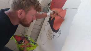 Podwórko Domu Słów (ul. Żmigród 1) zamieni się w świat Alicji z Krainy Czarów. Malowanie komórek i ścian budynków właśnie trwa – na zdjęciu Krzysztof Bucior