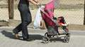 Matka przewracała się idąc z wózkiem. Zaniepokoili się przechodnie