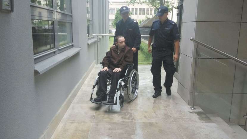 Oskarżony Andrzej R. porusza się na wózku inwalidzkim i z trudem mówi