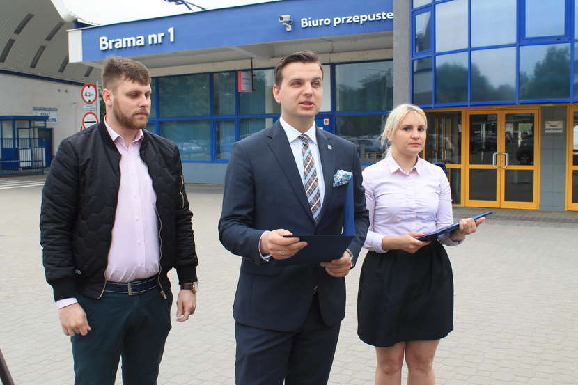 W środę poseł Jakub Kulesza pojawił się przed bramą Zakładów Azotowych "Puławy" żeby opowiedzieć o zamiarze intwerwencji w sprawie wysokich cen gazu u ministra energii