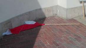 Flaga na ziemi. Radny zgłasza sprawę do prokuratury. "Żart rodem z cyrku Monty Pythona"