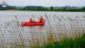 Rodzinna tragedia. Łódka wywróciła się na stawie, utonęli ojciec z synem