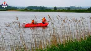 Rodzinna tragedia. Łódka wywróciła się na stawie, utonęli ojciec z synem