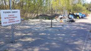 Turyści rozbijają namioty i parkują gdzie popadnie. Właściciele domków kontra wójt