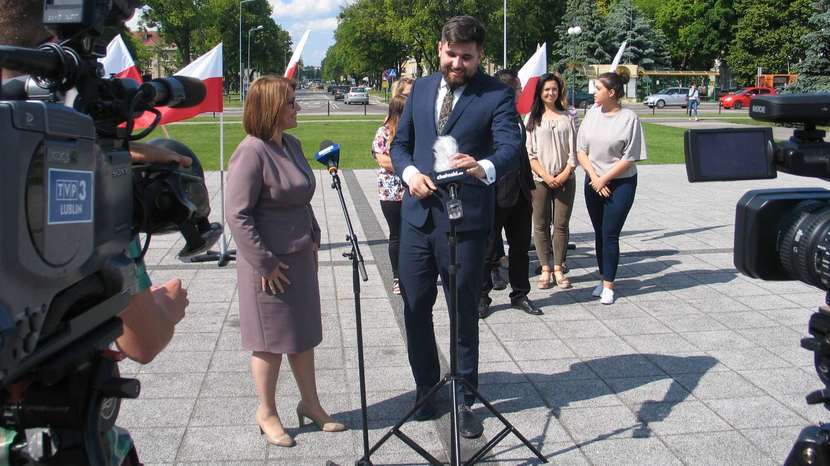 Jakub Banaszek, mimo że kampania wyborcza oficjalnie jeszcze się nie zaczęła, dwoi się i troi, by zaznaczyć swoją obecność w Chełmie