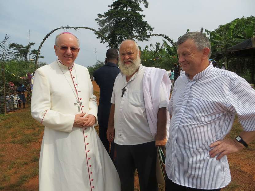 14 listopada 2015 r. metropolita lubelski arcybiskup Stanisław Budzik (z lewej) dokonał poświęcenia świątyni w Kamerunie, wybudowanej przez ks. Stanisława Stanisławka (w środku)