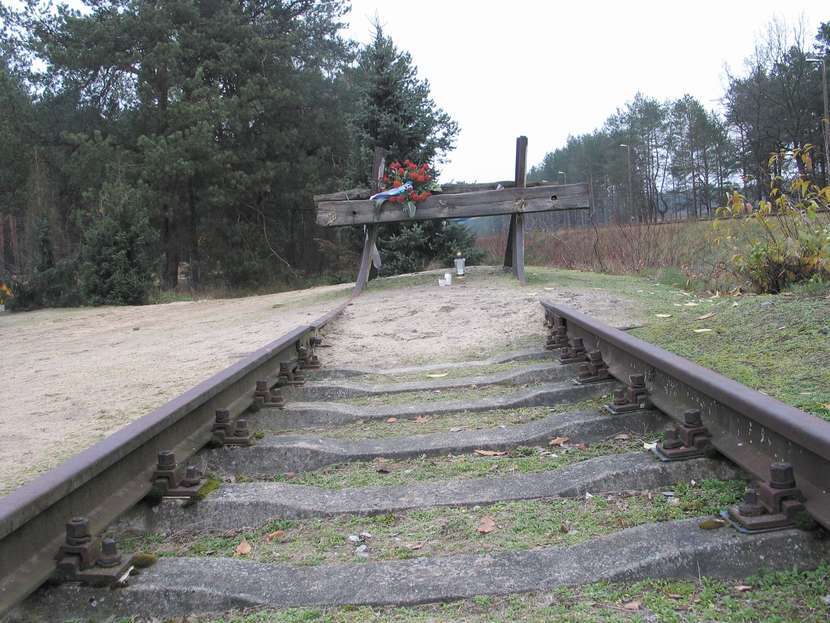 Charakterystyczna rampa kolejowa w Sobiborze należy jeszcze do Skarbu Państwa, a nie do muzeum. To już tylko kwestia czasu, kiedy zmieni właściciela