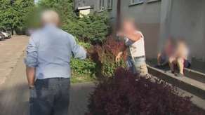 Dwaj chłopcy skatowali parę siedzącą na murku