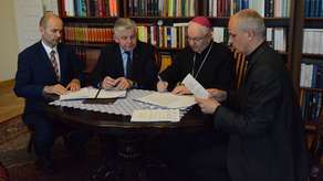 Marszałek województwa Sławomir Sosnowski i arcybiskup Stanisław Budzik podpisali umowę o dofinansowanie projektu „System e – administracji kościelnej – SeAK”