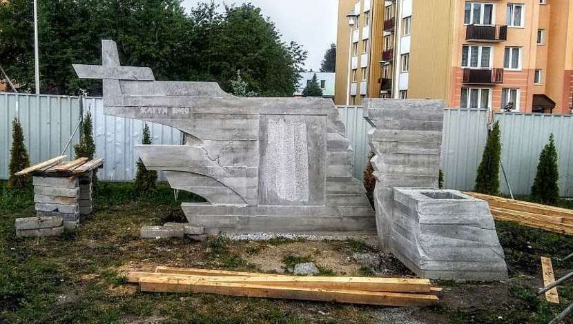 – Pomnik smoleński już prawie gotowy – napisał Witold Pętlicki, mieszkaniec Kraśnika, który przysłał nam zdjęcia z placu budowy pomnika