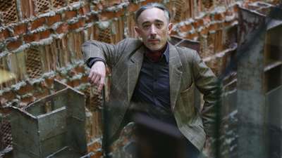 Marcin Wroński

Pisarz urodzony w 1972 roku w Lublinie. Debiutował w 1992 roku, ale popularność i niezależność przyniósł mu cykl kryminałów retro o komisarzu Maciejewskim (1997-2018). Laureat między innymi Nagrody Wielkiego Kalibru (2014), Nagrody Wielkiego Kalibru Czytelników (2013, 2014) oraz Nagrody Artystycznej Miasta Lublin (2013, 2018). Adaptacja teatralna jego głośnej powieści „Pogrom w przyszły wtorek” w reżyserii Łukasza Witt-Michałowskiego i Norberta Rudasia była najważniejszym wydarzeniem artystycznym Lublina w 2017 roku
