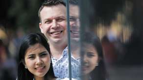 Z Cherry mieszkają w Bangkoku. Poznali się przez internet. – Dziś to nic niespotykanego. Takie doświadczenie ma większość moich znajomych – mówi Piotr Marcin Motyl
