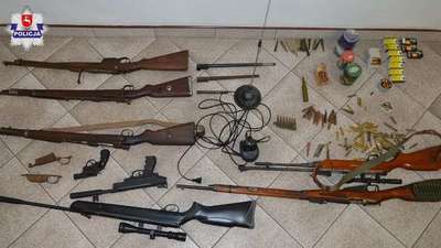 Szukali nielegalnego alkoholu, znaleźli także domowy arsenał