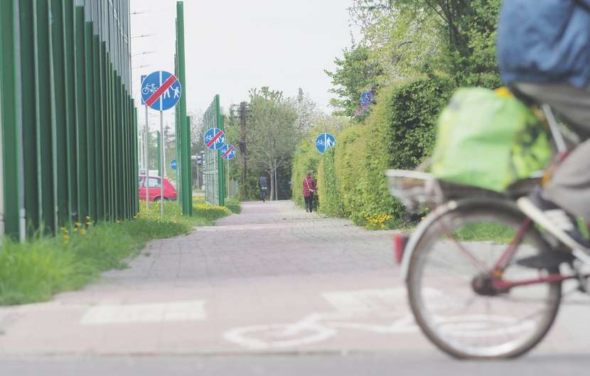 Ciąg znaków „koniec ścieżki rowerowej” wzdłuż Żwirki i Wigury w Świdniku 