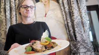 Schab dla Fiszera w grzybach polskich podany z ziemniakami młodymi i warzywnym ragout to ukłon restauracji Zaczarowana Dorożka w stronę Franca Fiszera, jednego z największych oryginałów przedwojennej Warszawy, artysty i bywalca, filozofa i erudyty, krytyka kulinarnego
