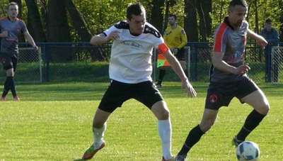 Piłkarze Polesia (białe stroje) są już pewni drugiego miejsca w lubelskiej klasie okręgowej