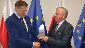 Krzysztof Paśnik zastępca dyrektora CSK przekazuje nagrodę marszałkowi Sławomirowi Sosnowskiemu