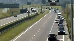 Sznur samochodów ekspresówką pod prąd. Teraz kierowców czeka niespodzianka (wideo)