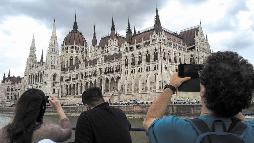 Widok z promu na budynek węgierskiego parlamentu