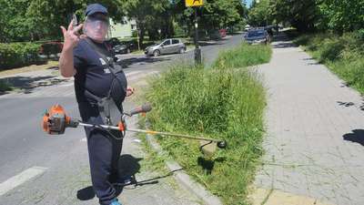 Jak kosić, to z rozgłosem. Radny zorganizował "czyn społeczny" w obecności dziennikarzy