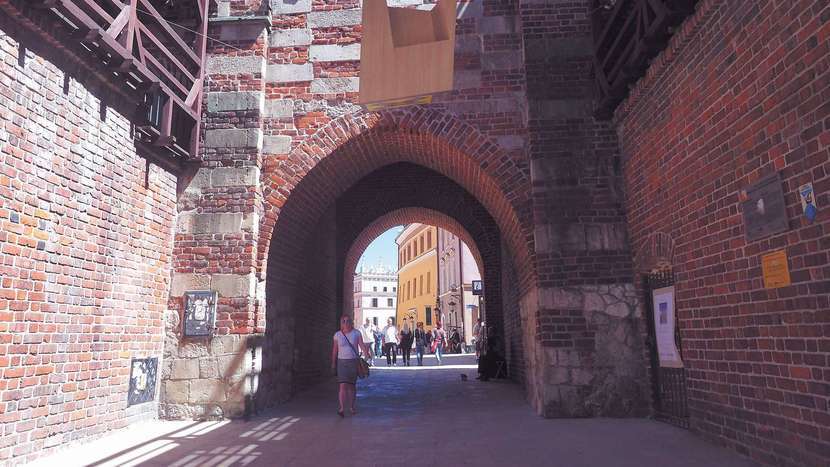 Do dziś na Bramie Krakowskiej od strony deptaku zachowały się prowadnice bramy