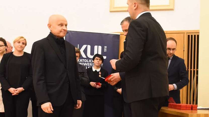 Na zdjęciu dr Marek Gędek podczas wyróżnienia odznaczeniem państwowym z rąk wojewody lubelskiego w lipcu 2016 r.<br />
<br />

