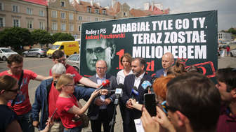 Wysokie pensje polityków PiS na billboardach PO. Konwój Wstydu z Andrzejem Pruszkowskim