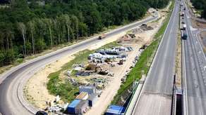 Węzeł Azoty, w dole poszerzony wiadukt kolejowy, po lewej droga dojazdowa do Zakładów Azotowych, a na wprost trasa główna S12