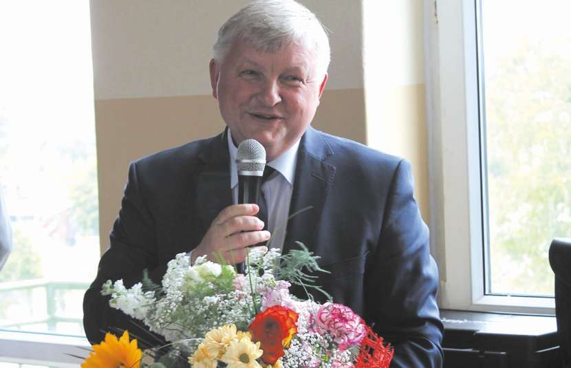 Wójt Krzysztof Brzeziński dostał od sołtysów tradycyjny bukiet i podziękował za współpracę radnym oraz swoim podwładnym i współpracownikom