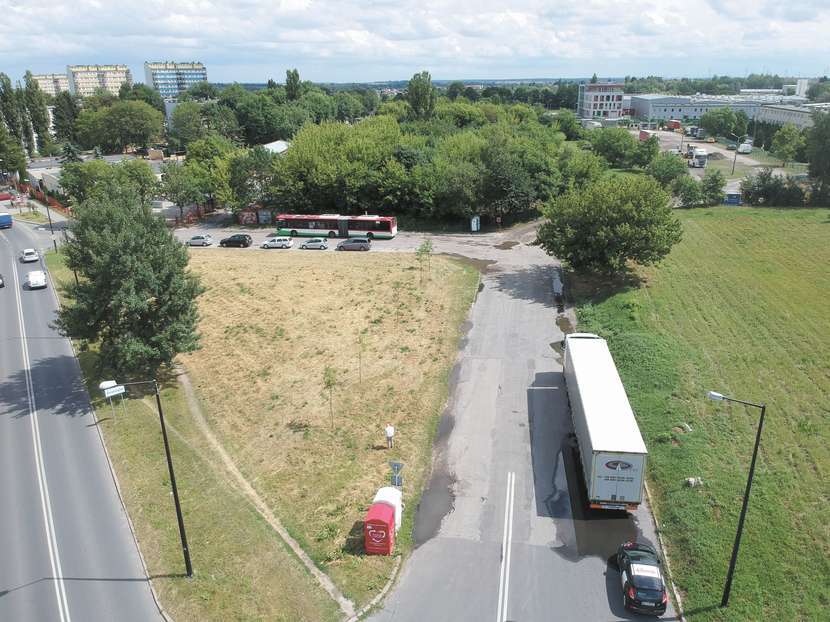 Oprotestowana droga miałaby być przedłużeniem ul. Smoluchowskiego (po prawej stronie zdjęcia, z białą ciężarówką) i biegłaby na wprost przez teren zielony do ul. Zemborzyckiej<br />
