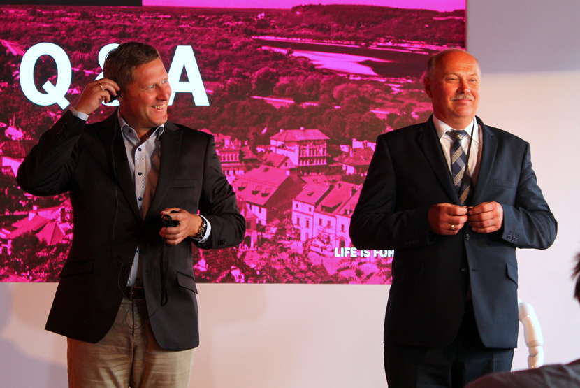 Andreas Maierhofer, szef T-Mobile Polska i Andrzej Pisula, burmistrz Kazimierza Dolnego w poniedziałek podpisali porozumienie na bazie którego miasto stanie się pokazową reklamą nowinek technicznych dla cyfrowego zarządzania metropolią