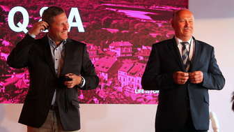 Andreas Maierhofer, szef T-Mobile Polska i Andrzej Pisula, burmistrz Kazimierza Dolnego w poniedziałek podpisali porozumienie na bazie którego miasto stanie się pokazową reklamą nowinek technicznych dla cyfrowego zarządzania metropolią