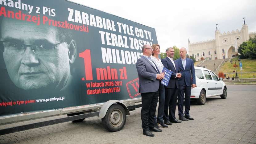 Na początku czerwca „Konwój wstydu” zorganizowała Platforma Obywatelska. W naszym regionie „twarzą” kampanii był Pruszkowski. Politycy PO przeliczyli, że były prezydent Lublina zarabia 2 tys. zł dziennie