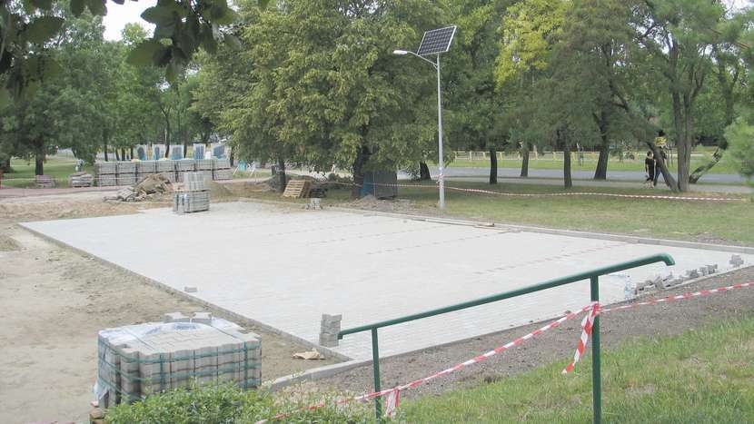 Efektem przebudowy parkingu przy ul. Żołnierzy I Armii Wojska Polskiego 35 będą także trzy dodatkowe miejsca parkowania<br />

