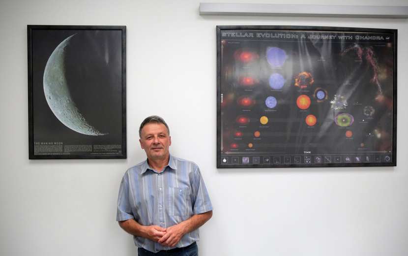 Prof. dr. hab. Krzysztof Murawski z Zakładu Astrofizyki i Teorii Grawitacji UMCS