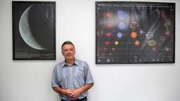 Prof. dr. hab. Krzysztof Murawski z Zakładu Astrofizyki i Teorii Grawitacji UMCS